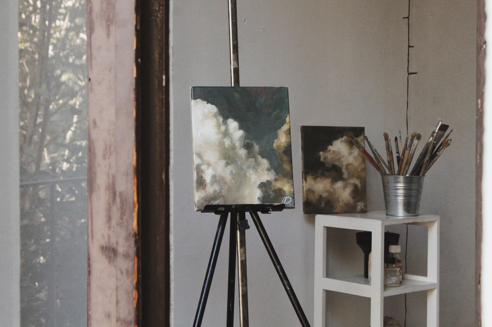 Lighting, Feng Shui & Walls: How To Decorate An Art Studio